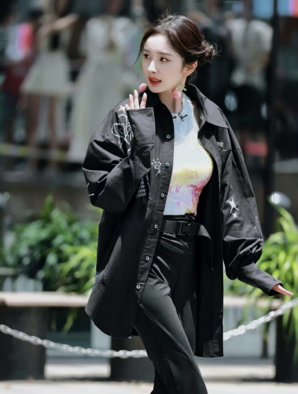 杨幂这水蜜桃耳环好特别,显脸小是真的