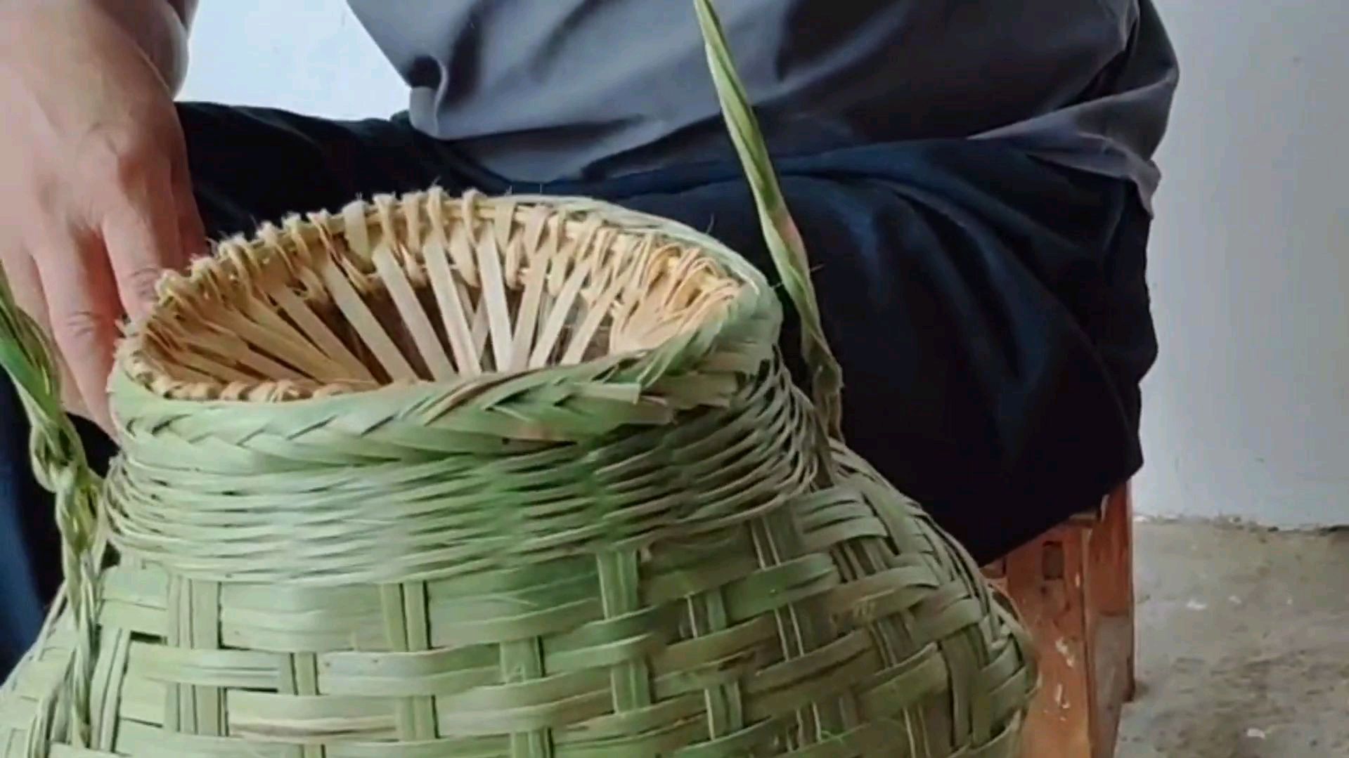 农村竹编手艺,竹编小鱼篓
