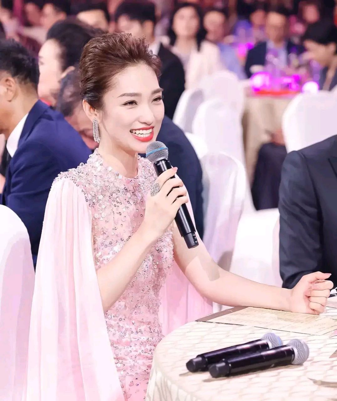 7月3日,31岁的女主持人蓝羽突然引发了热议,不过,不是因为她出众的