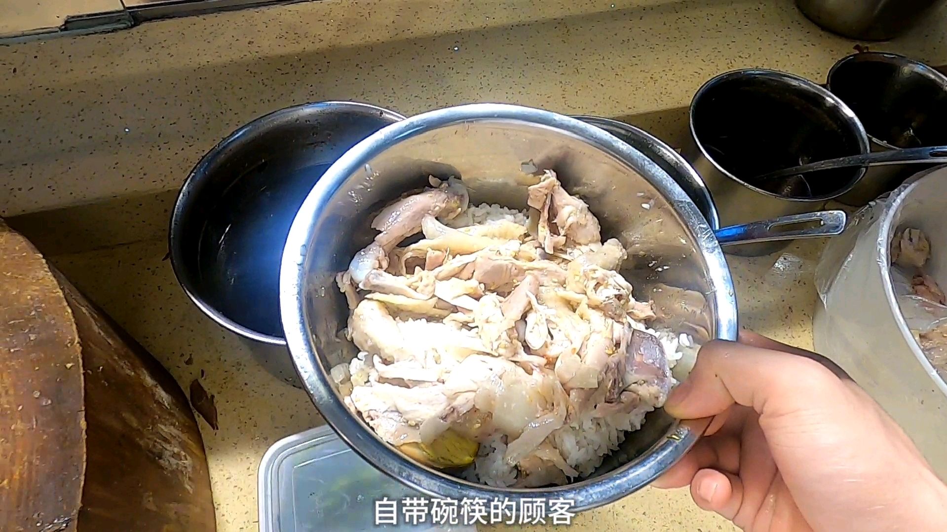 来了位自带碗筷的食客,先买半只烧鸭,然后又要手撕鸡饭