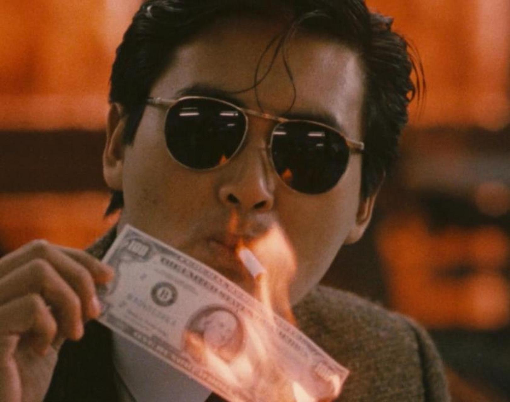 周润发完美塑造了小马哥的英雄义气的形象,标志性的墨镜和嘴刁烟,都是