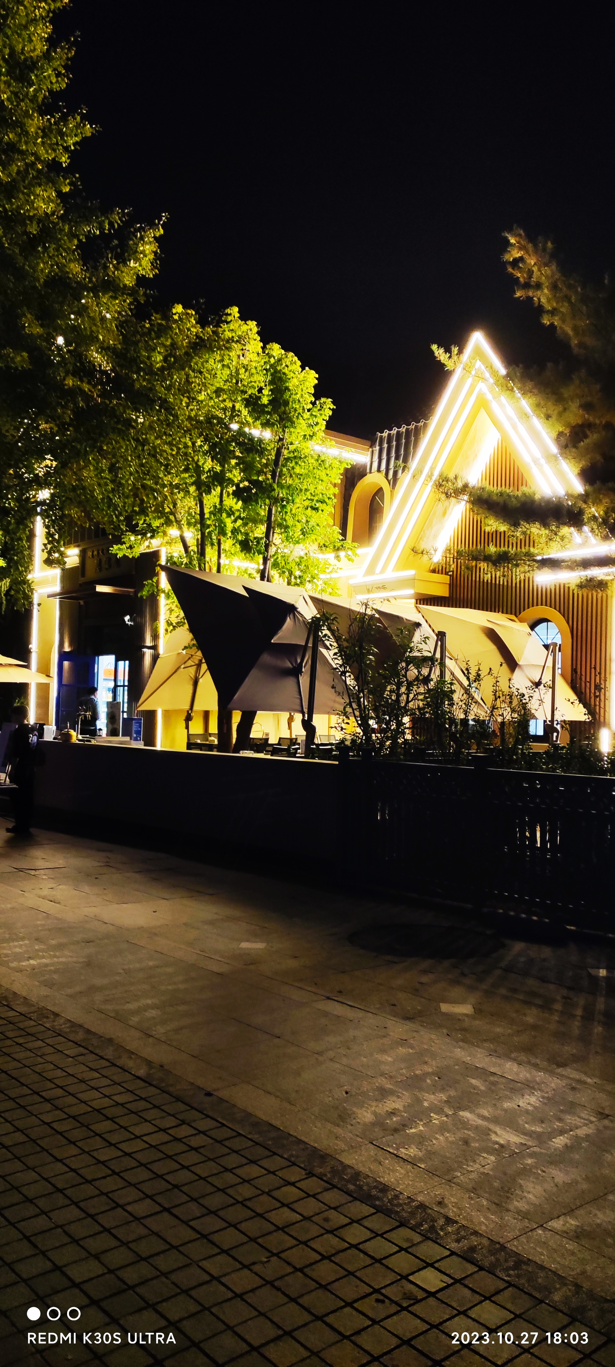 秋夜下的大连南山风情一条街,异域风光尽收眼底