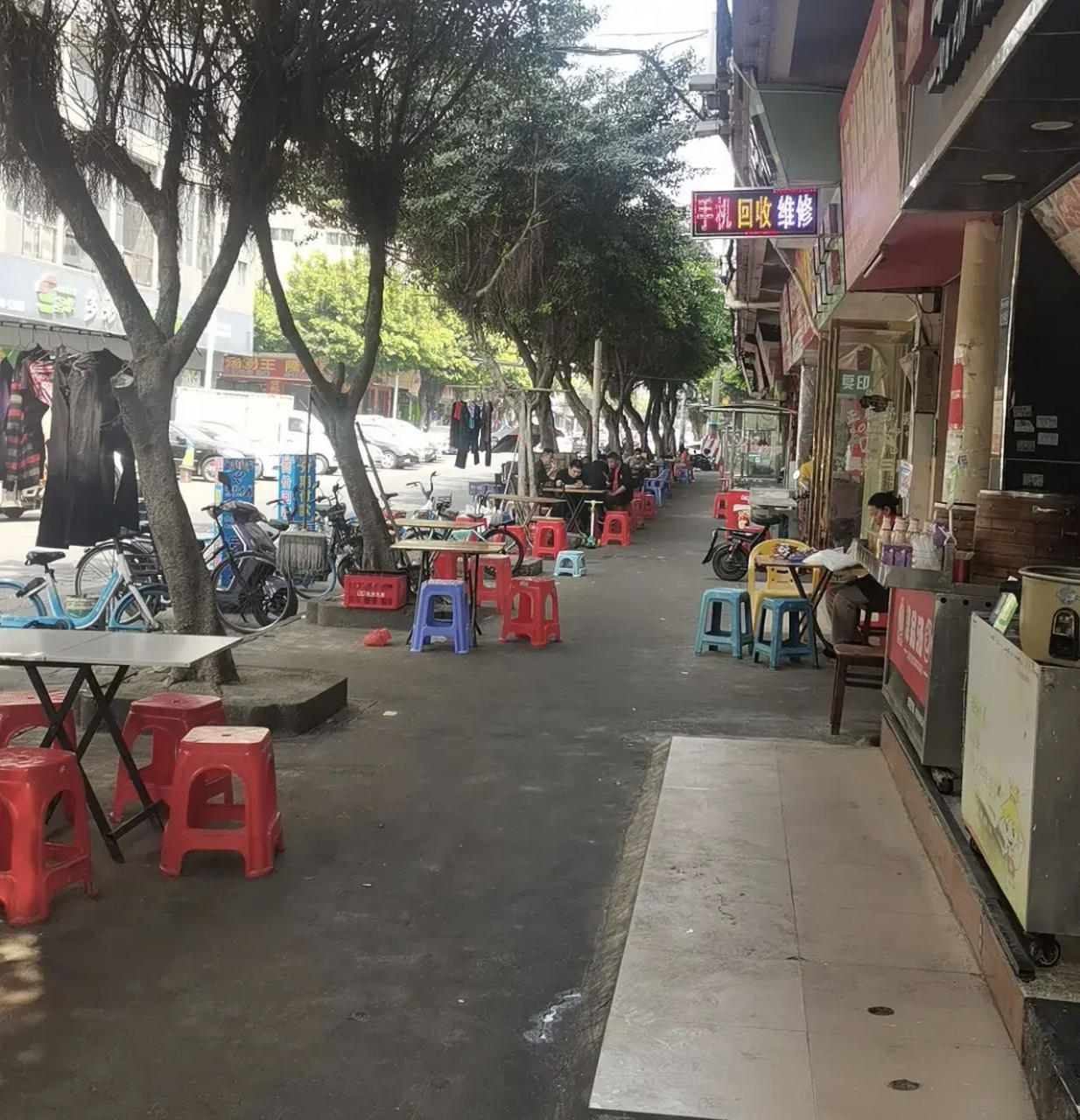 东莞长安沙头,看看这里的快餐卖的多便宜,我们这一条街什么东西都卖不