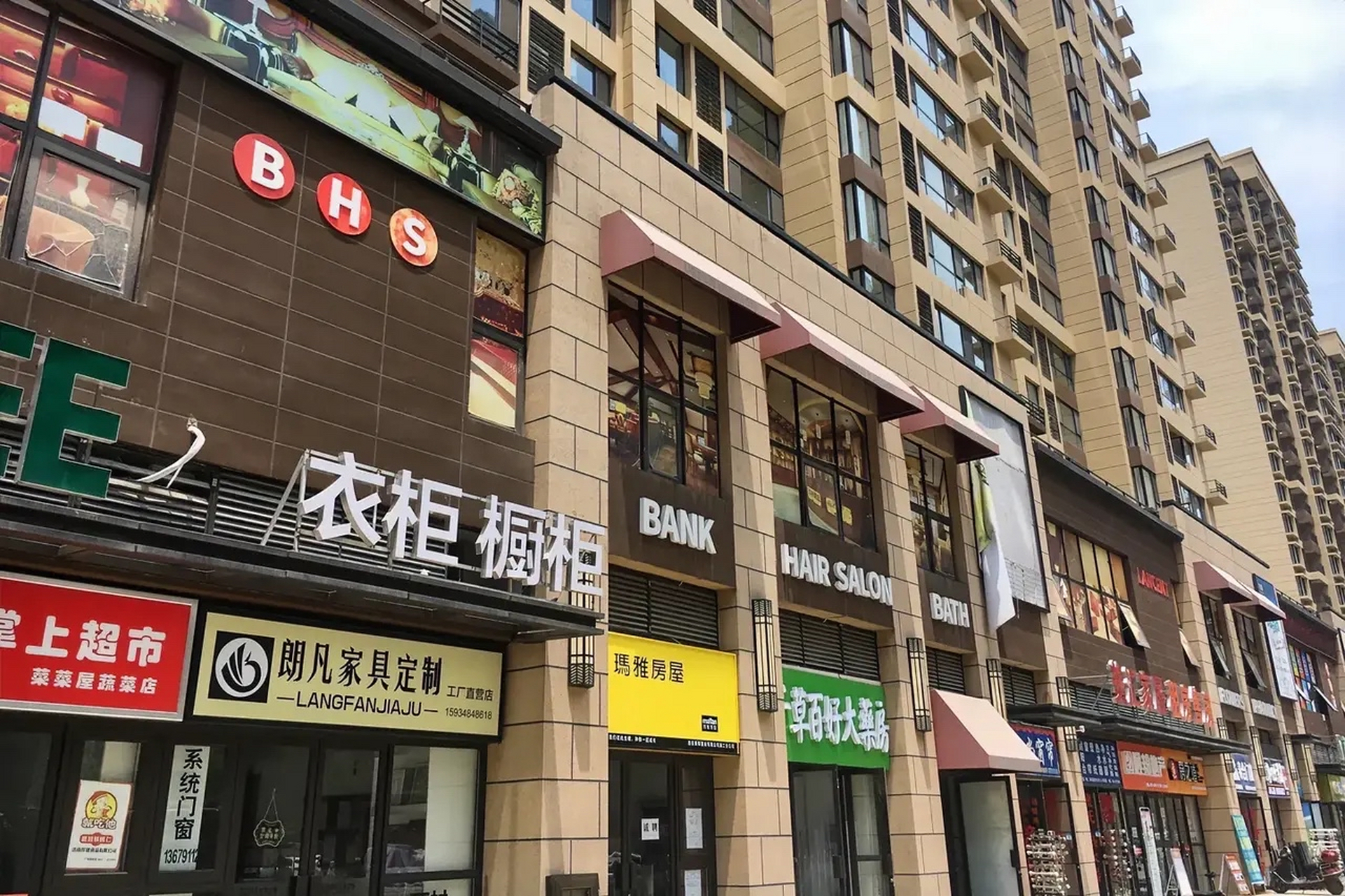 邻居五年前的时候买了一套商铺,他一个月租6000块钱,可是前段时间