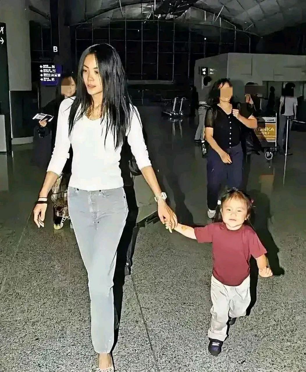 图片中,30多岁的王菲和她的娇小可爱的女儿窦靖童一起准备外出游. .