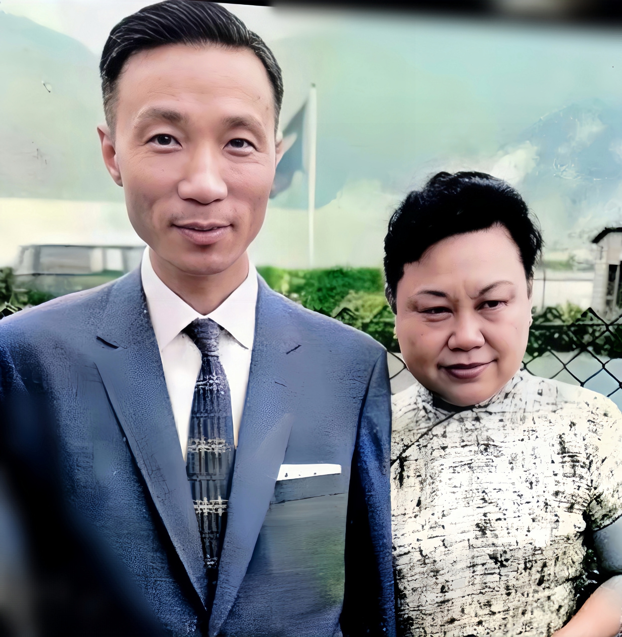 他的妻子名叫黄美珍,是一位富商的女儿,他们两人可以说是一见钟情,第