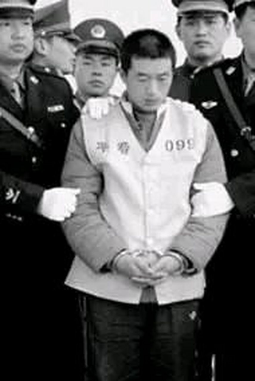 临刑前,不知是天气寒冷,还是心里胆怯,黄勇一直把身体缩成一团.