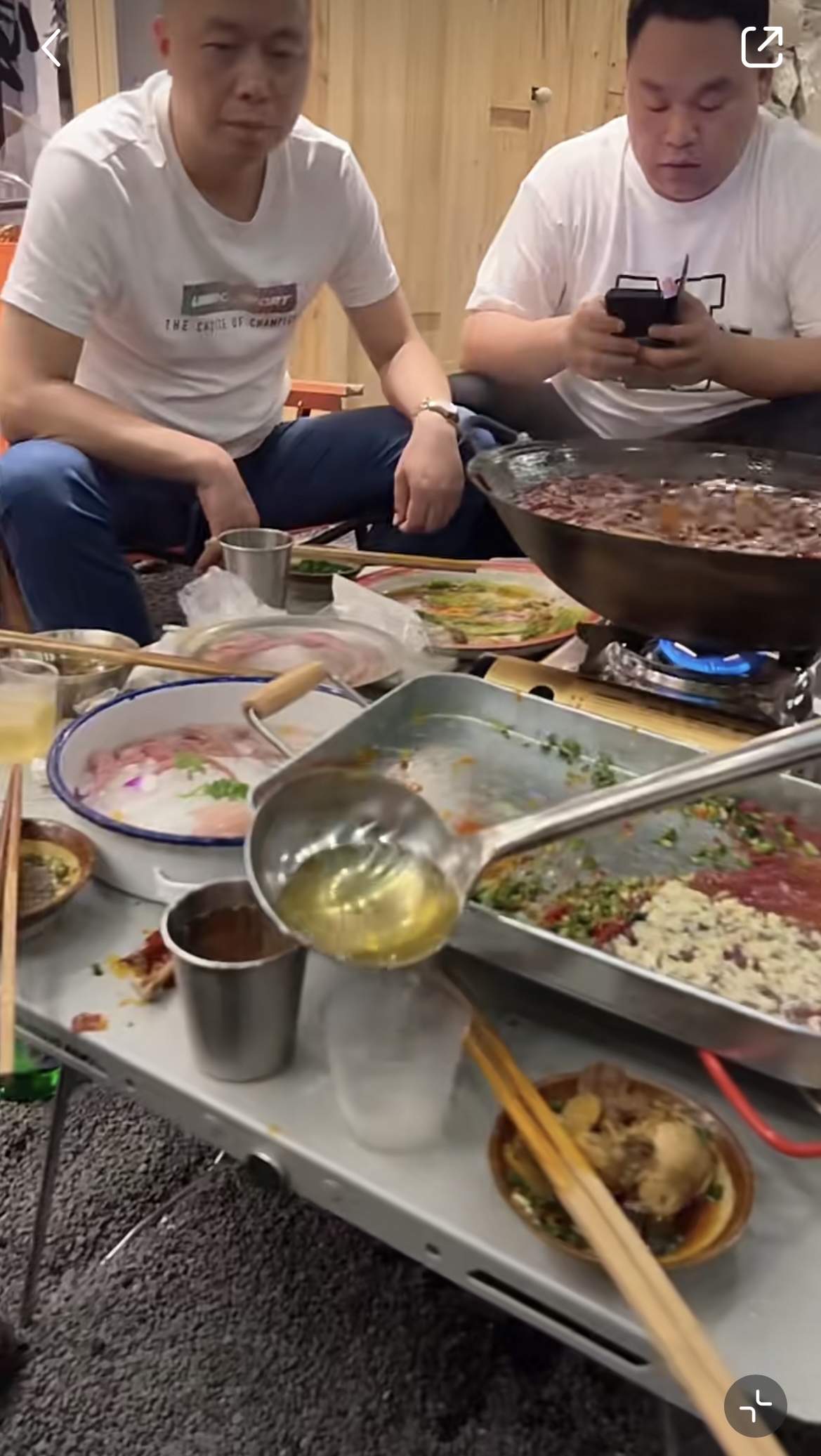 用痰盂来装啤酒的创意亏商家想得出,对于经历过那个年代的人,每一口都