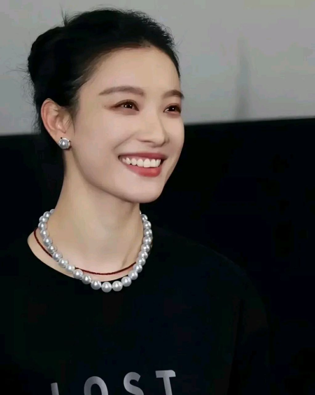 倪妮和舒淇挺像的,是真的美,很有魅力又耐看,汤唯就是看起来特别舒服