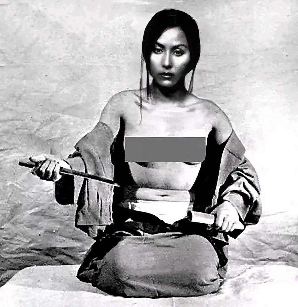 她在日本宣布投降后选择剖腹自尽,这是自杀前留下的影像