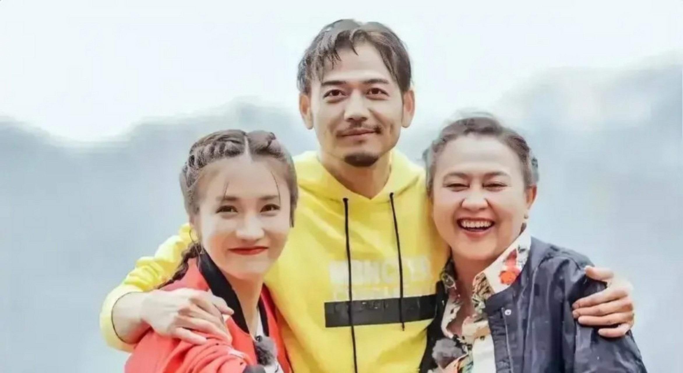 杨烁一家三口同框出游!