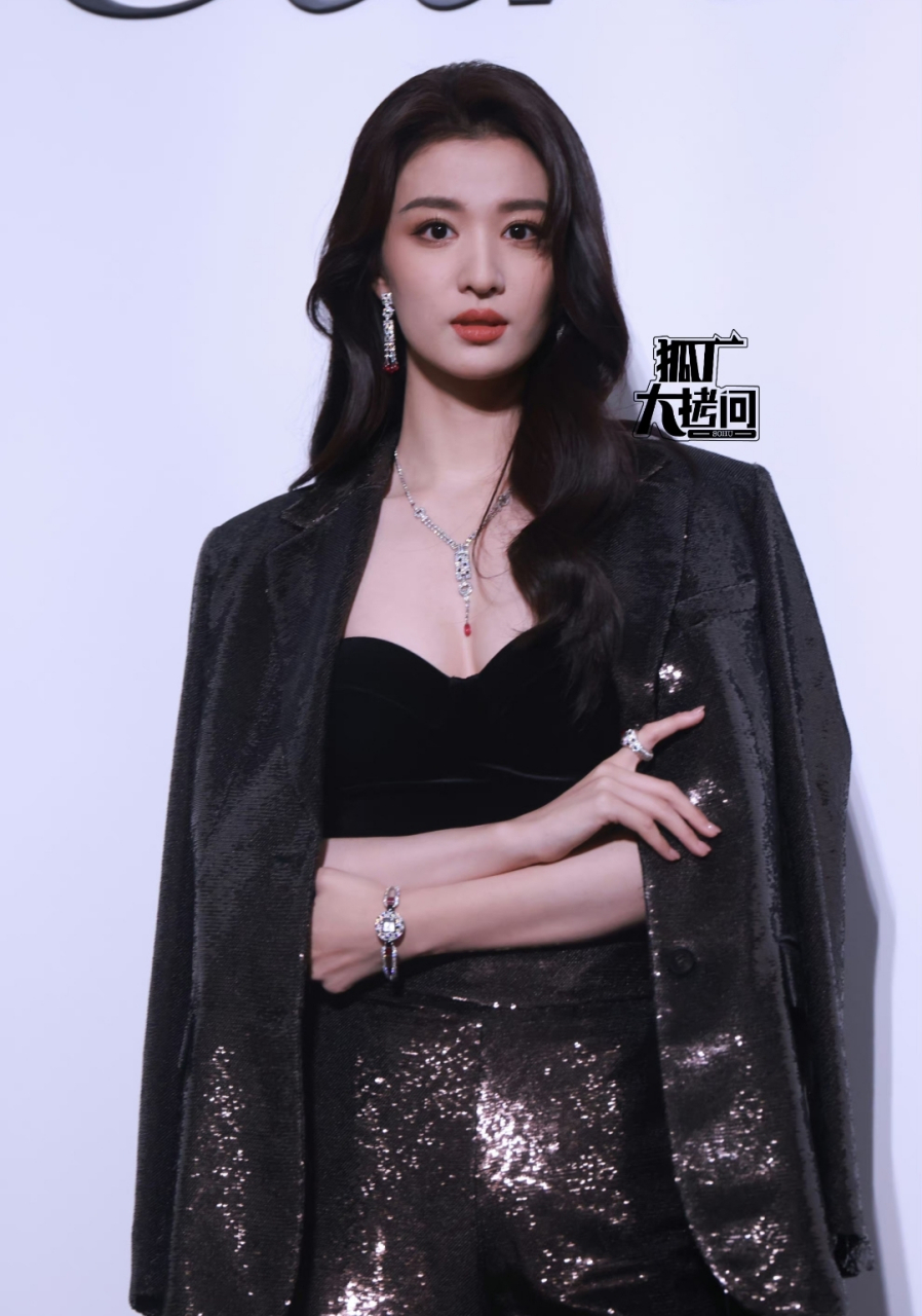 王楚然穿亮片西装内搭抹胸,再配上大波浪长发,又美又飒,容颜绝美,优雅