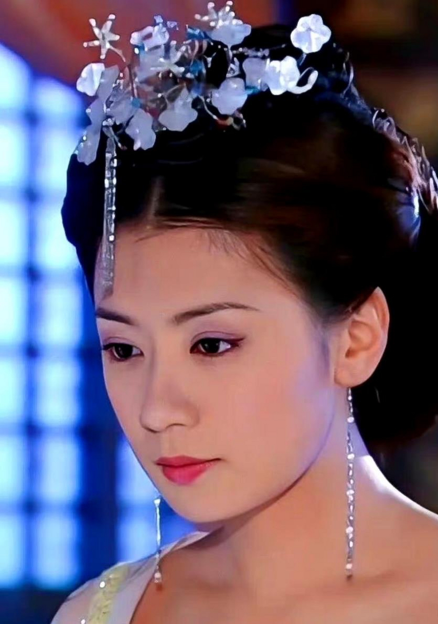 她还是演《至尊红颜》的那个贾静雯,一点都没变.