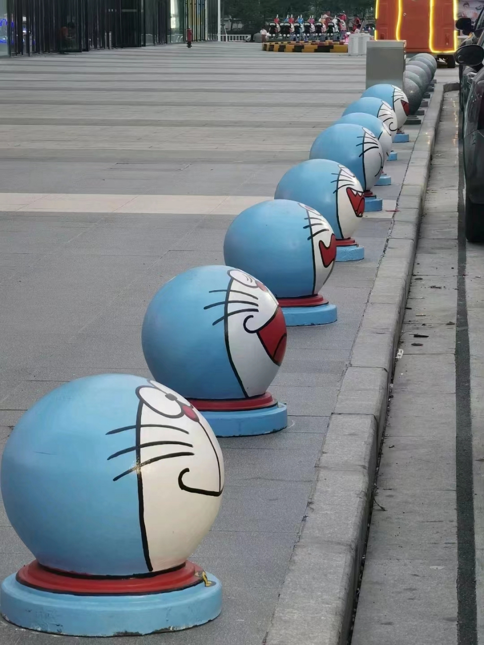 网友:这可能是最好看的哆啦a梦石墩涂鸦了