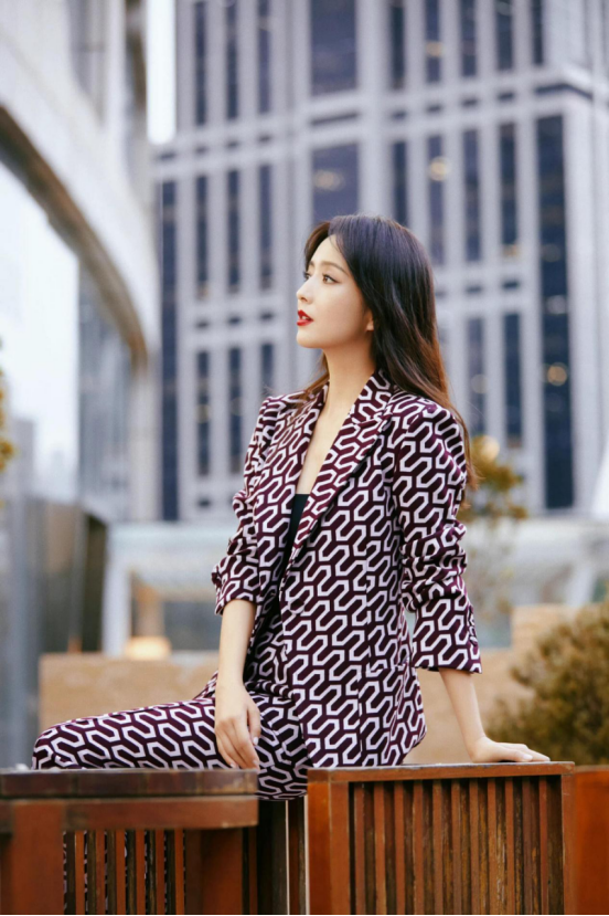 佟丽娅挺自信的,穿老气的套装出席活动,还好气质够高贵