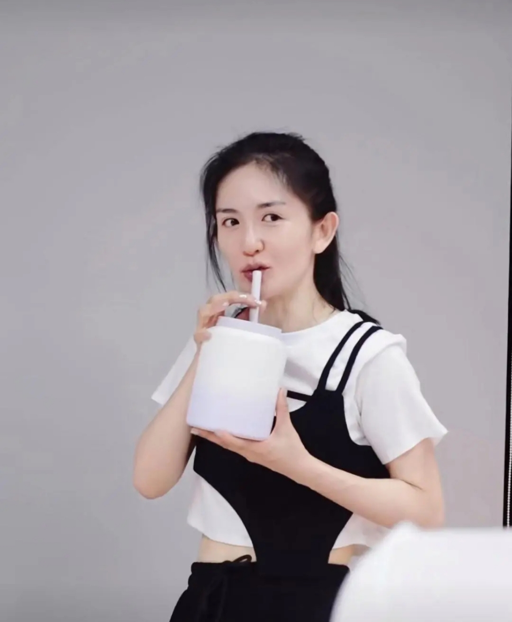 谢娜素颜的状态真好,皮肤白皙细腻,又瘦又美又青春!