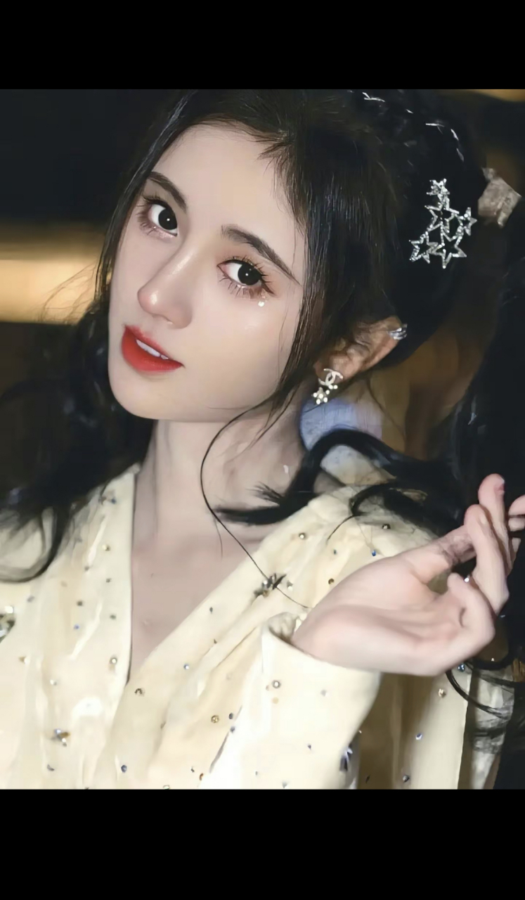 鞠婧祎,1994年6月18日出生于四川省遂宁市,中国内地影视女演员,流行