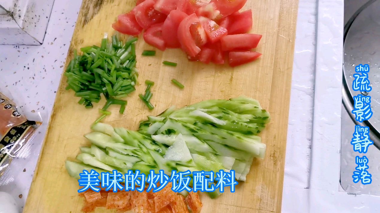 冰箱里的剩饭如何处理?不如来个蛋炒饭,加上辣条美味极了