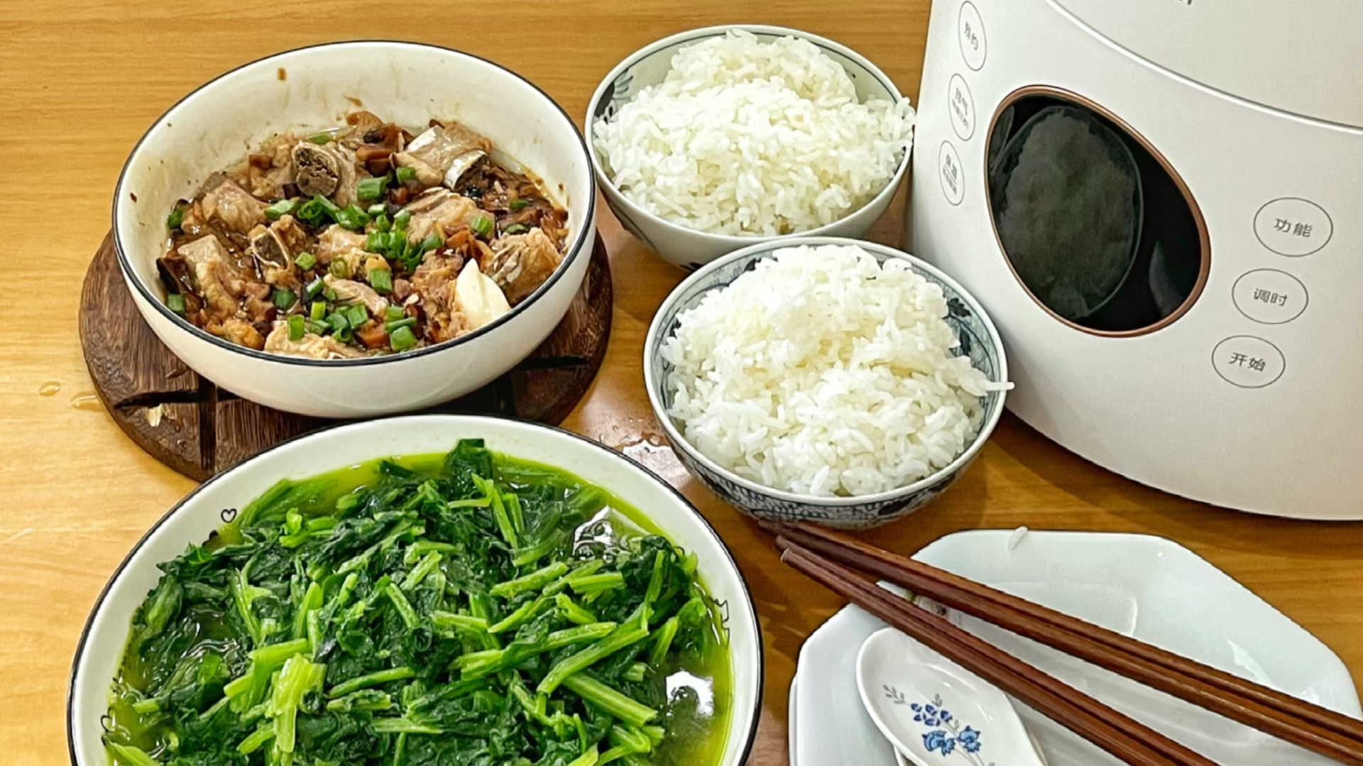 汕头退休老人的日常午餐,蒸排骨和米饭一锅做成,排骨入味好吃