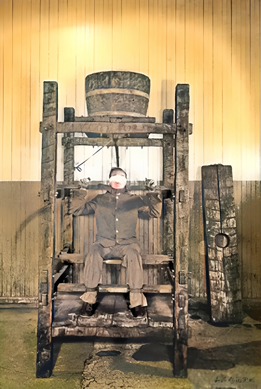1859年,图片中美国一名犯人正接受水刑,这名男子双手双脚被固定在木架