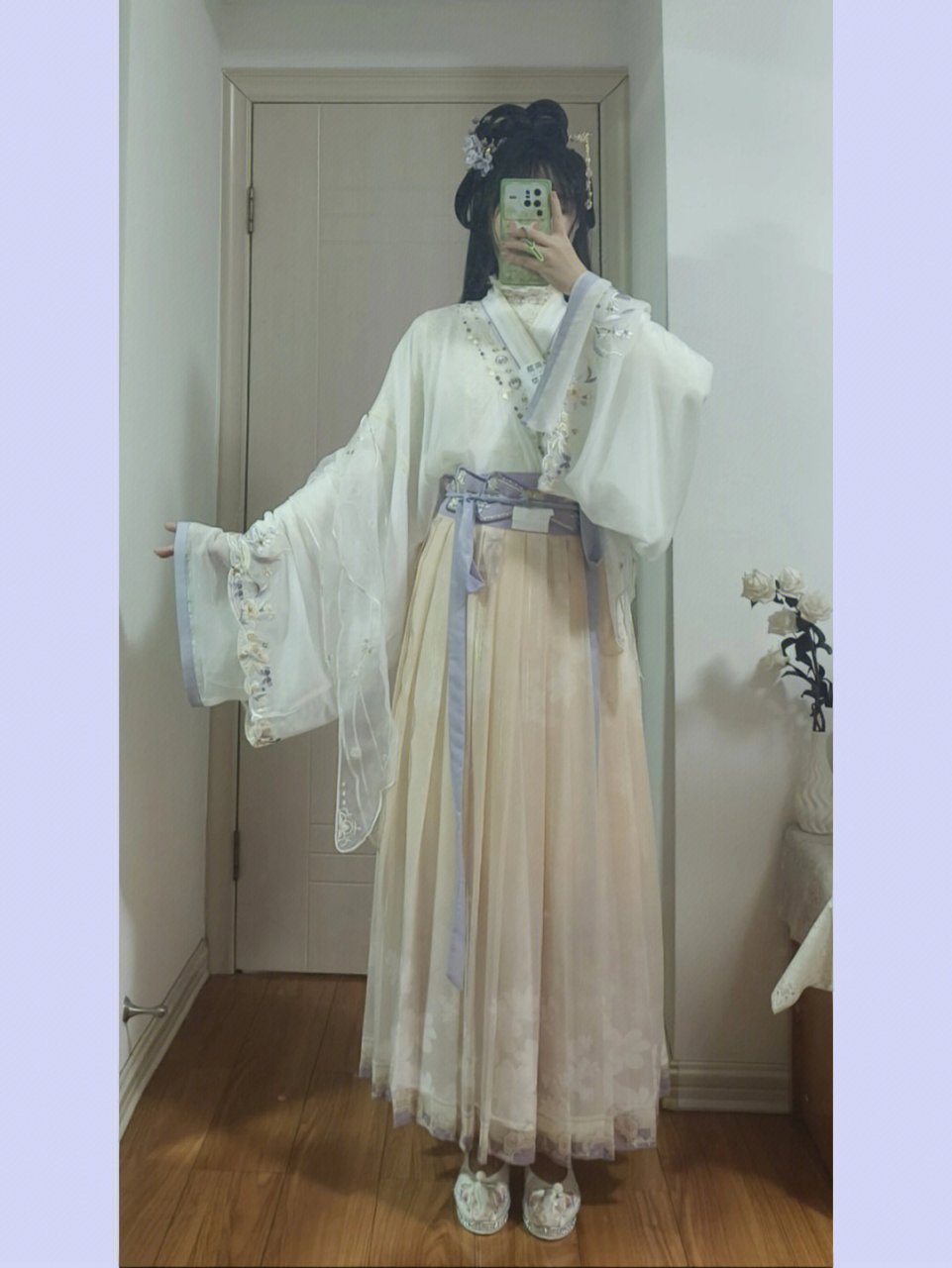 汉尚华莲叠岚芸烟这套很轻薄,夏天穿应该挺凉快的,上身是单层的,只有