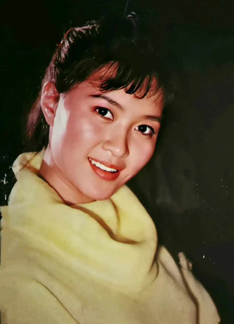 百家号星火计划# 一代女神方舒年轻时的美照,穿红衣服太美了,难怪