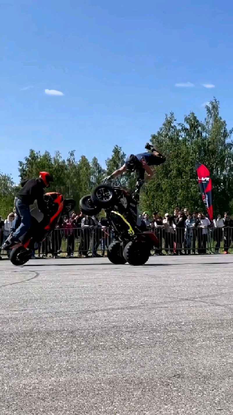 表演摩托车特技