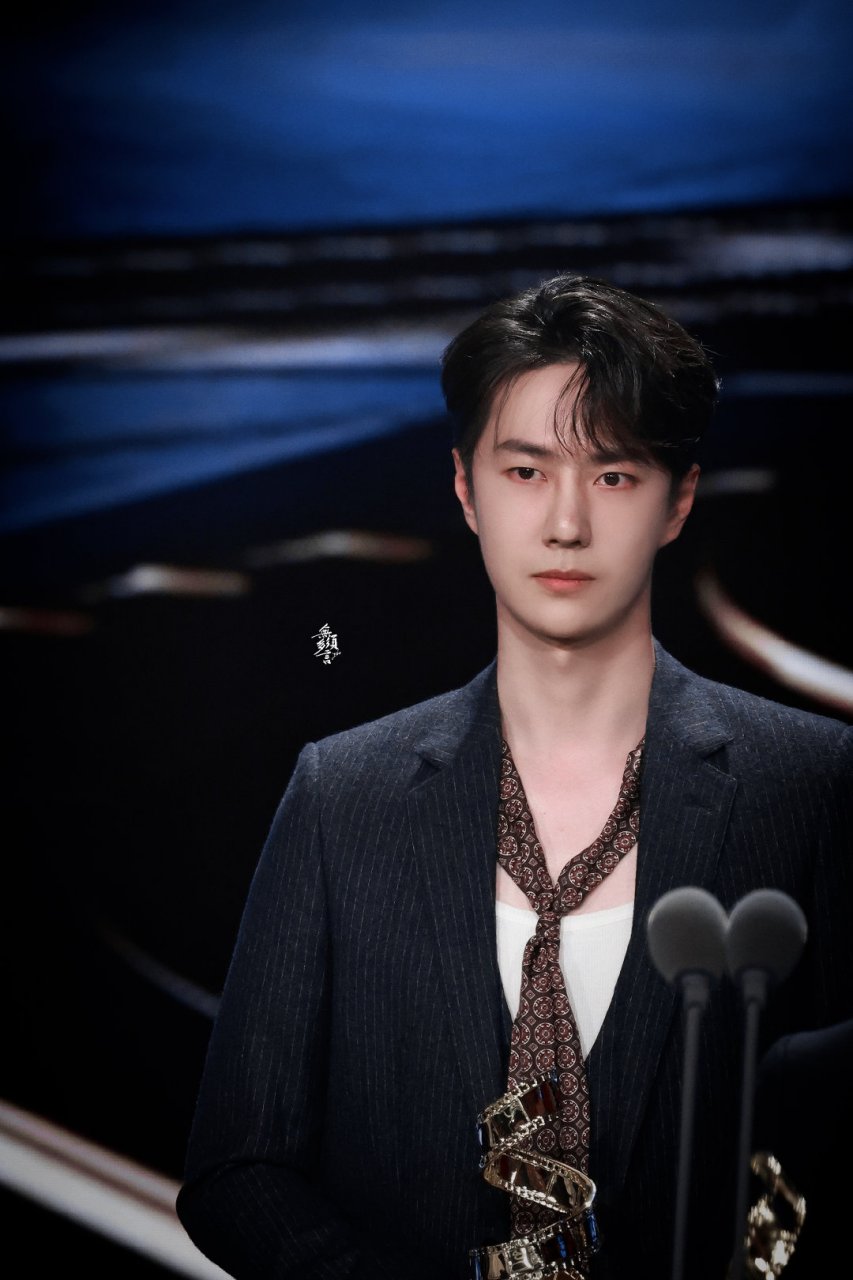 低领内搭77丝巾,很难不盯着看,身材比例太完美了  #王一博好贵