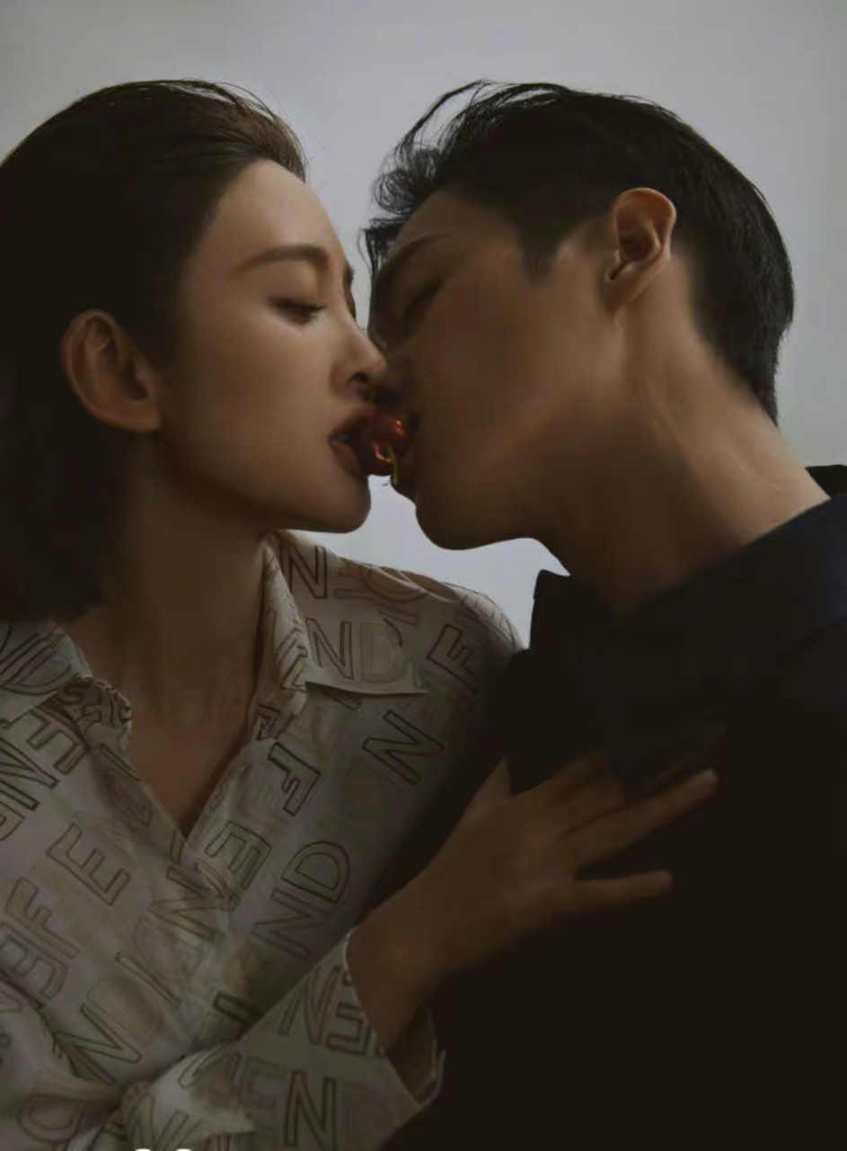张若昀和唐艺昕这对年轻的夫妇,在杂志公开的几张照片里,两个小尼轻