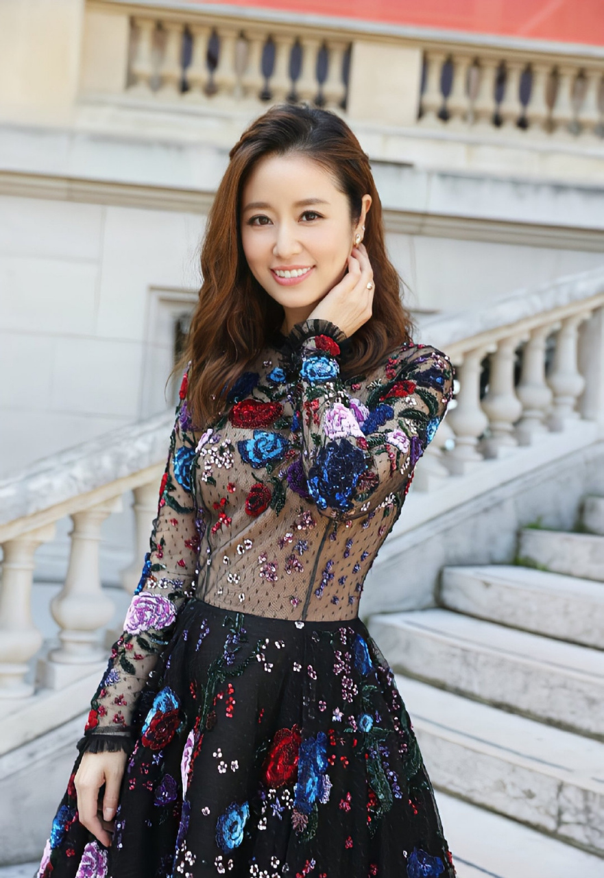 林心如# 蕾丝镂空透明连衣裙,白皙细嫩的大长腿大秀四方,风姿绰约