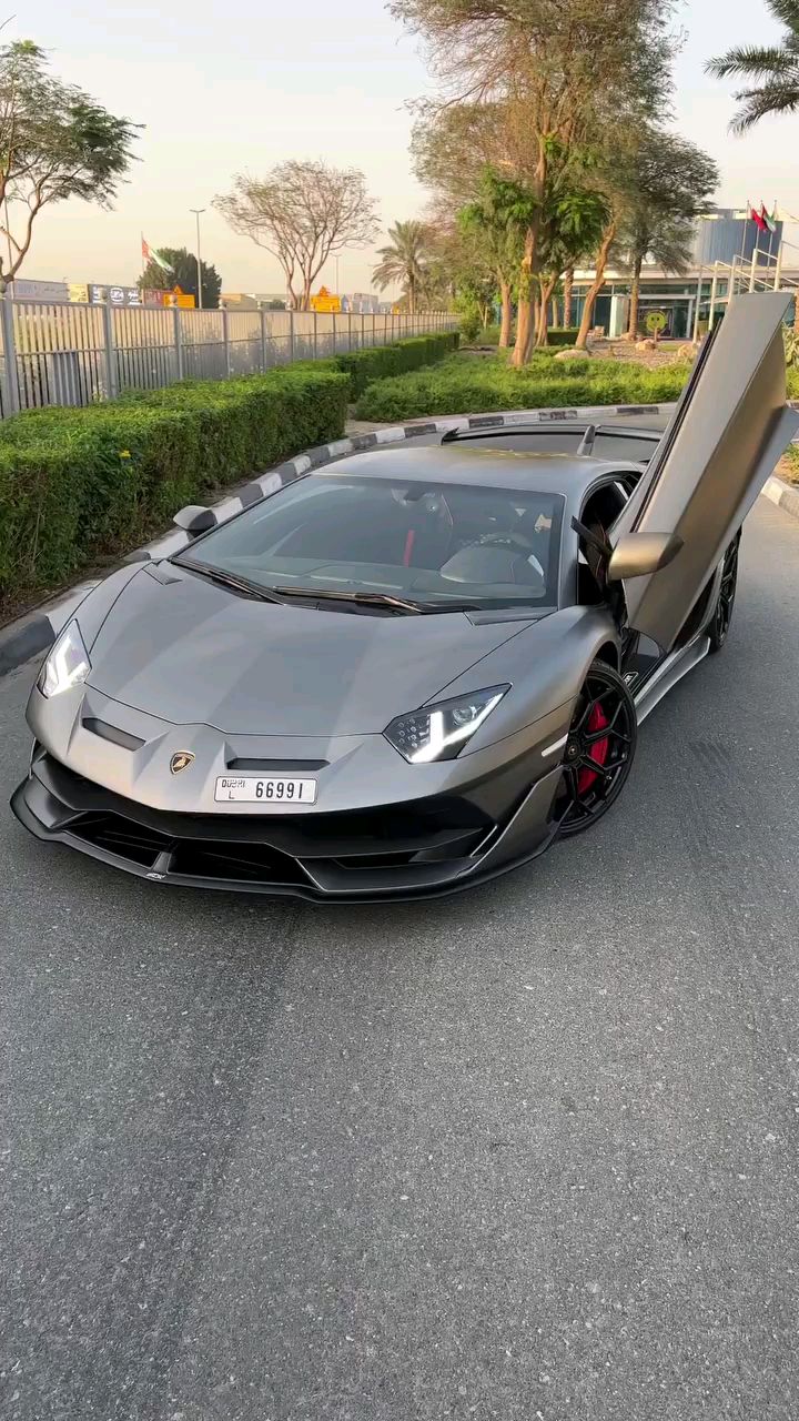 单手开兰博基尼 aentador svj是什么体验-度小视