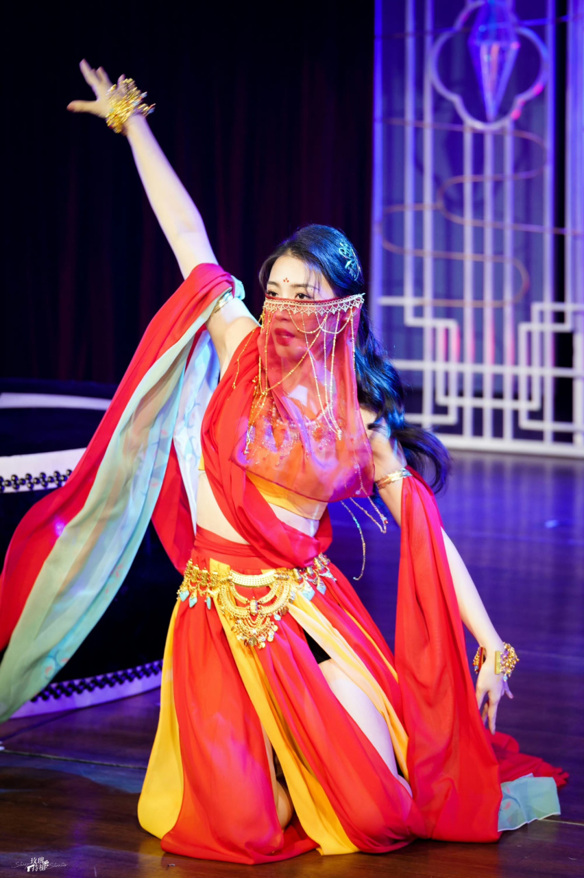 戴萌为什么要光着小脚丫在舞台表演?不过怪好看的,性感又不失优雅.