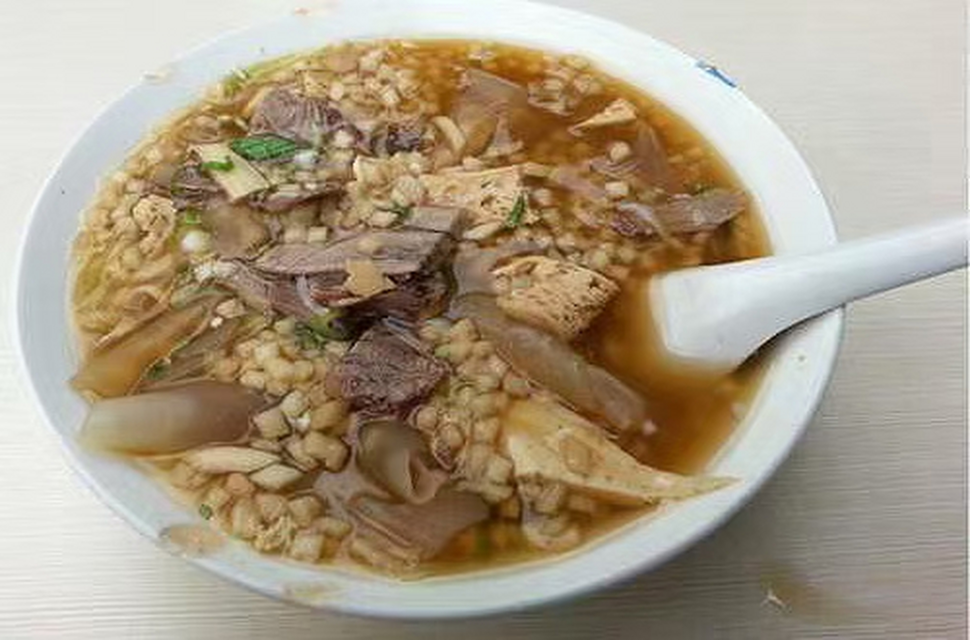 陇上行:牛肉小饭  在张掖,滋溜溜地吃完一大碗牛肉小饭后,我轻轻一笑