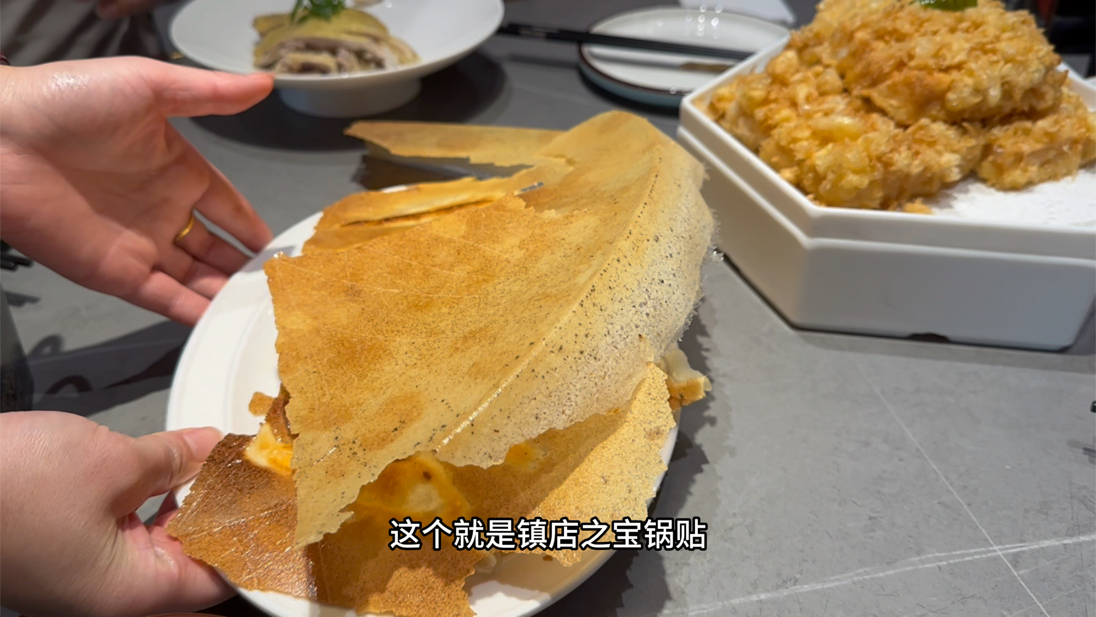 带着父母品尝开封传统美食,锅贴焦香鲜脆,桶子鸡皮香肉筋!