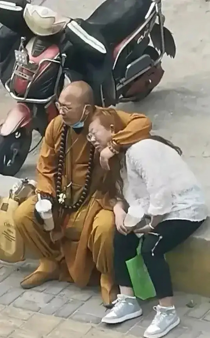 这拍照技术害死人,本来拍的是假和尚泡妞,却无意的把后面谁家二楼的