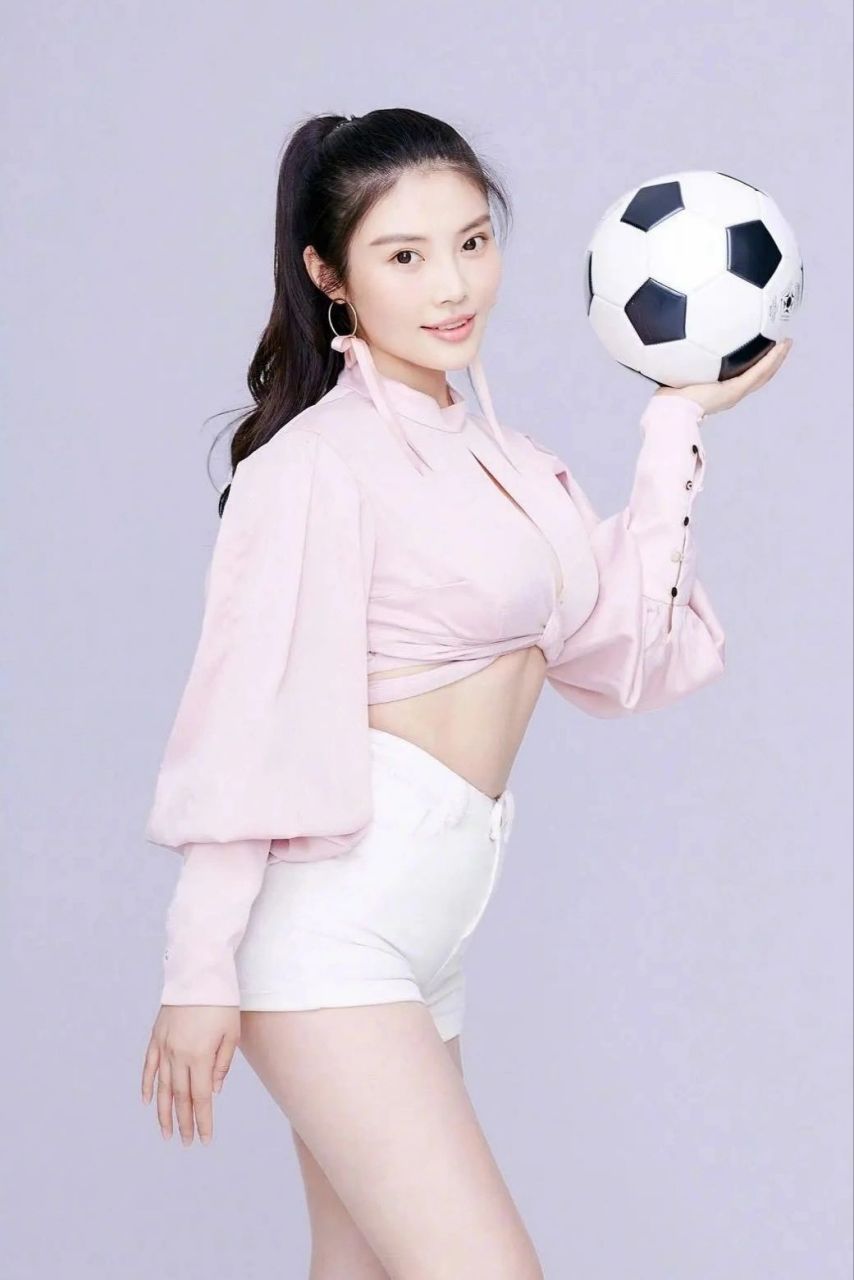 大嫂徐冬冬化身足球宝贝,运动感十足|||这样一身装扮 非常有青春运动