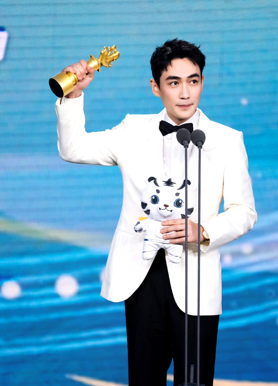 朱一龙# 获#北京国际电影节# 第30届大学生电影节"最受大学生欢迎