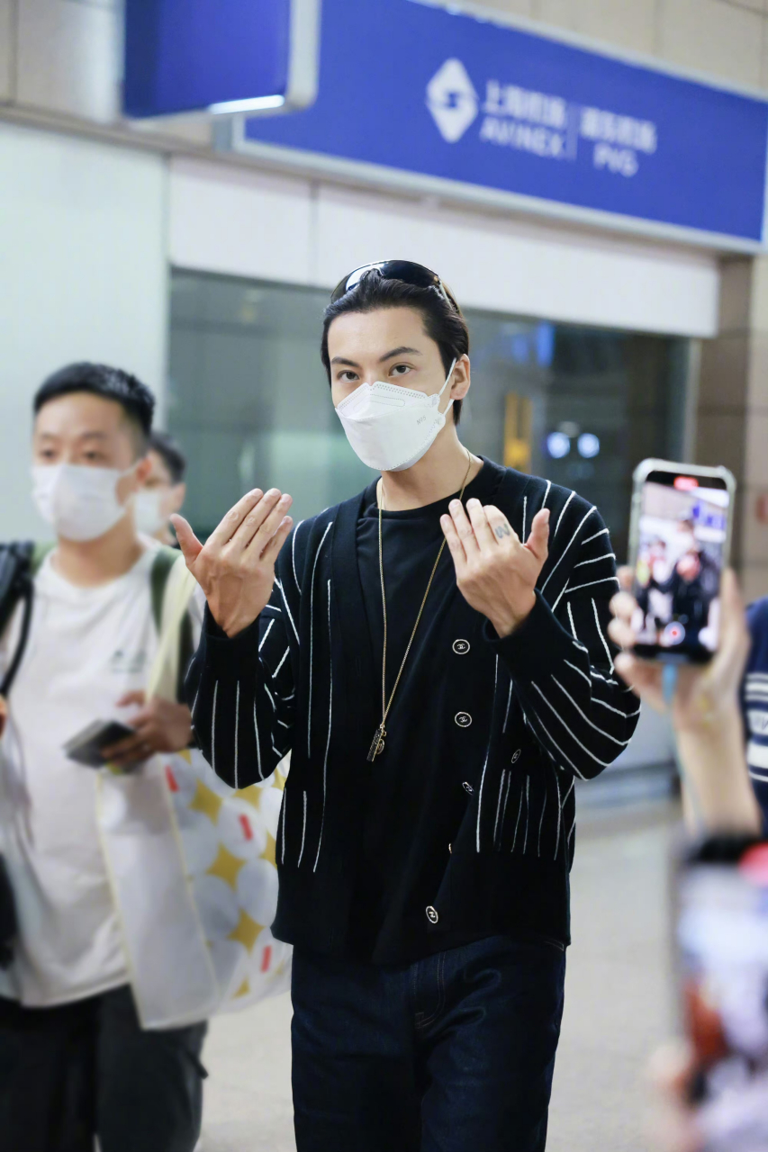 陈伟霆机场街拍,图1看起来好像和保安大哥手牵手哈哈哈哈哈