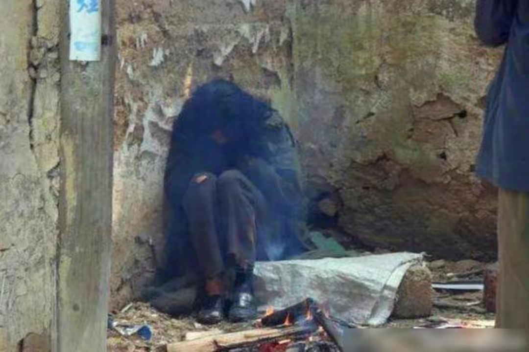 全球第一懒人杨锁到底有多懒,脚不沾地吃饭靠喂,23岁懒死在家中