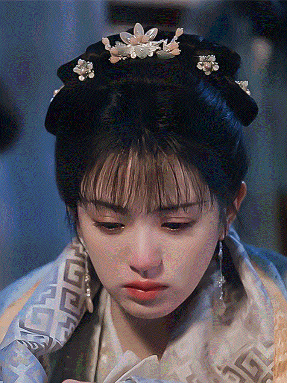 图一:张婧仪在《点燃我温暖你》中的哭戏 图二:田曦薇在《卿卿日常》