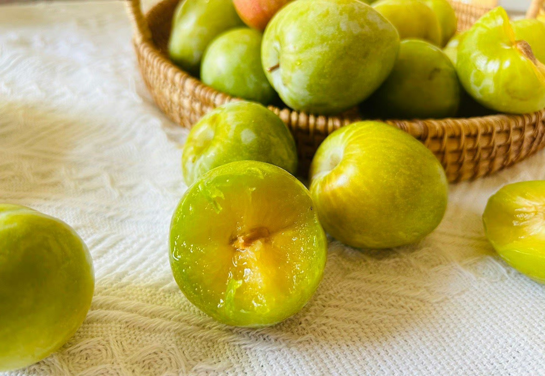 来自云南大理的青蜜李,这种水果看起来很可爱,椭圆形的果实外皮呈现出