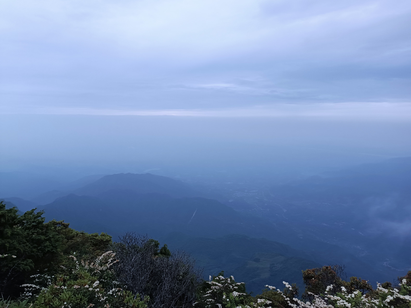 峨眉山千佛顶海拔3045米,覆盖着古老的玄武岩层,与万佛顶,金顶并立.