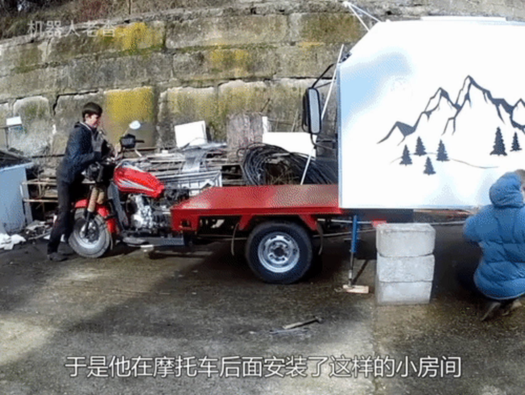 精神小伙自改三轮房车自驾游,汽油版三轮改装房车旅行