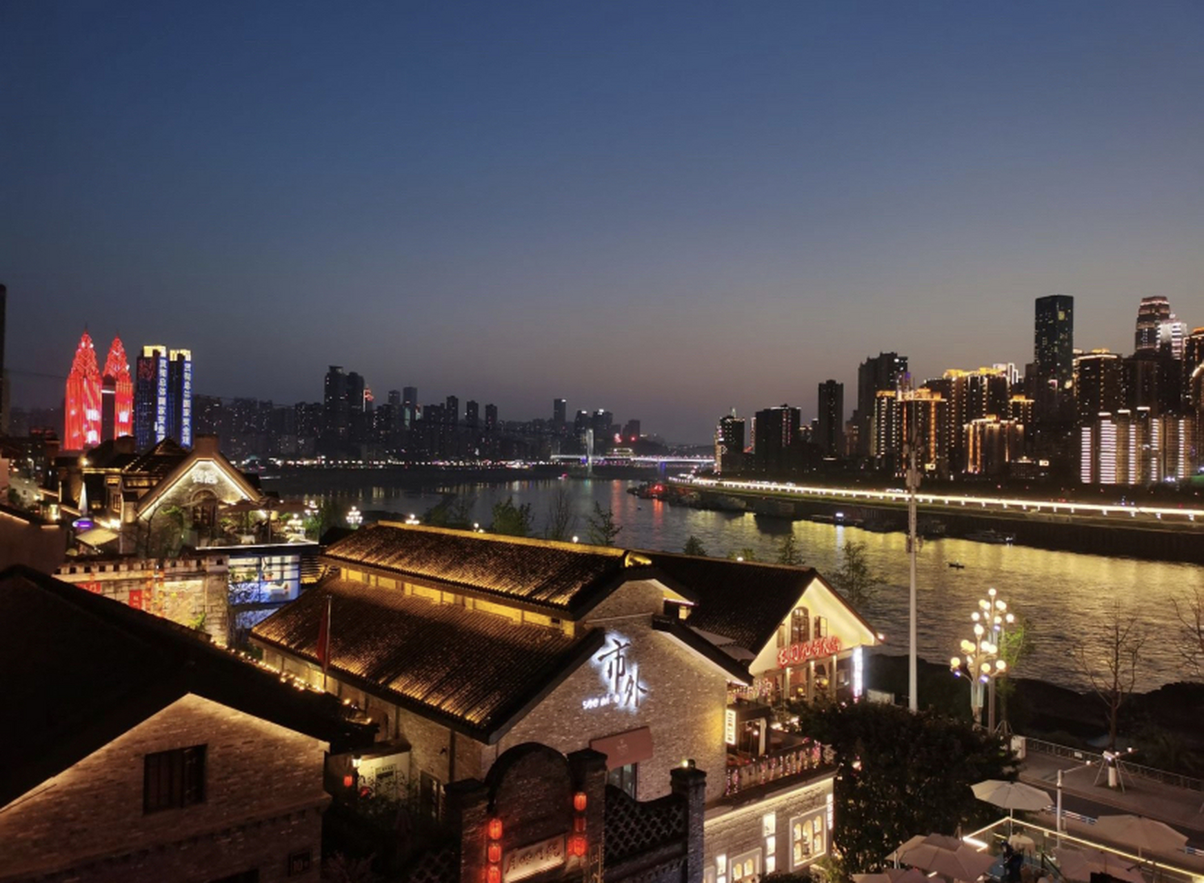 重庆龙门浩老街,这是一条充满历史韵味和文化底蕴的街道.