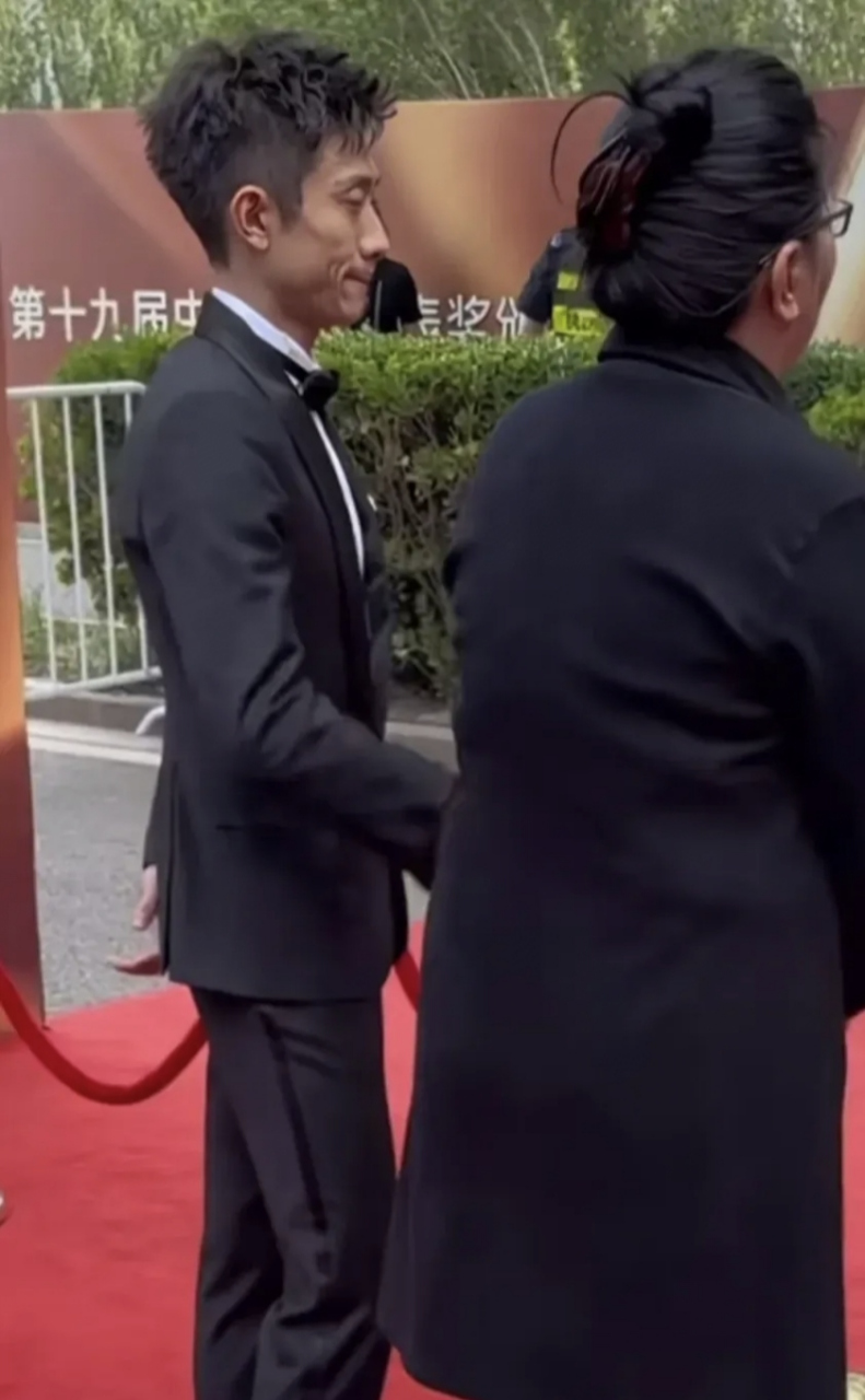 张一山真的是太瘦了,本来就长着一张娃娃脸,还这么瘦小,让人觉得他