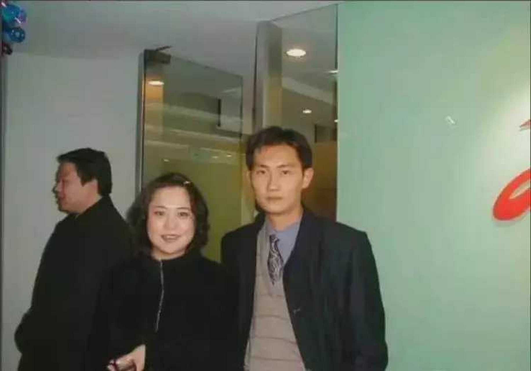 2001年的马化腾和妻子!