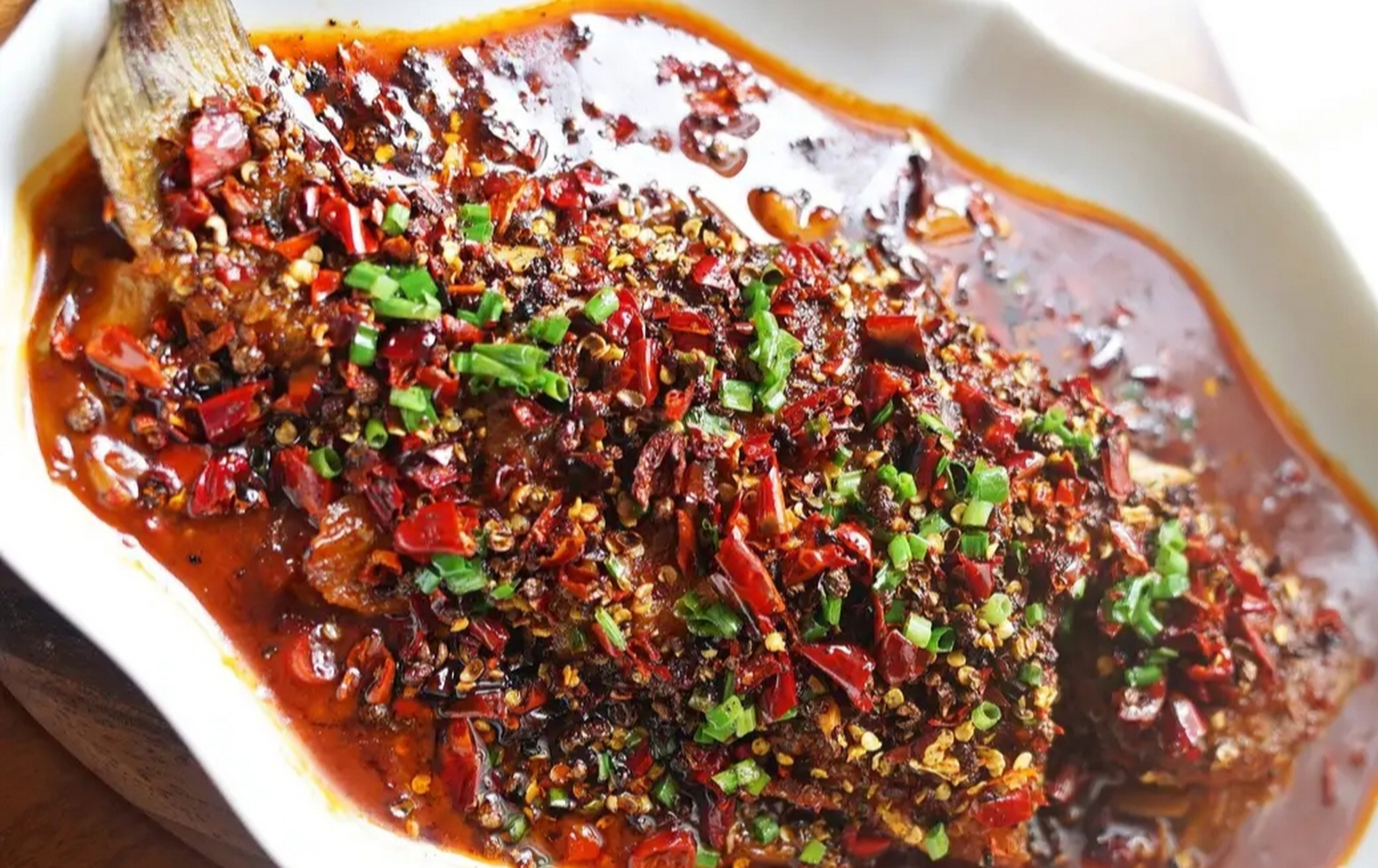 我的美食分享#  炝锅麻辣鱼  做法: 1,鲈鱼清理干净,鱼背打花刀,用