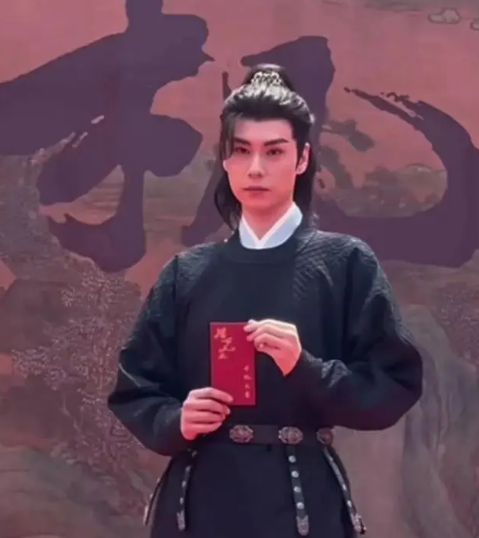 《惜花芷》官宣,胡一天妆造出圈,网友:男演员们丑得奇形怪状