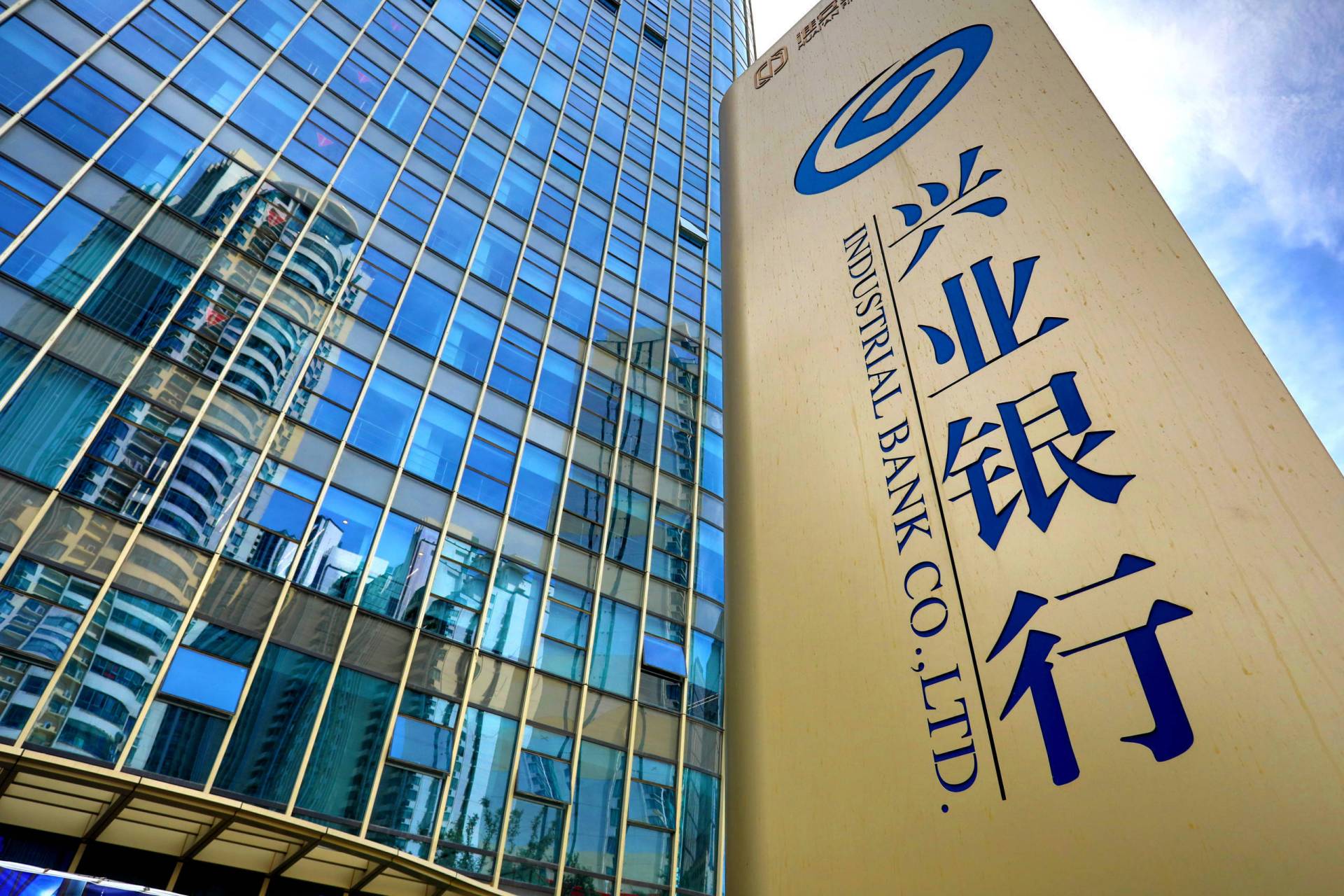 兴业银行广州分行针对存量按揭客户给予一年期的利率优惠劵的原因可能