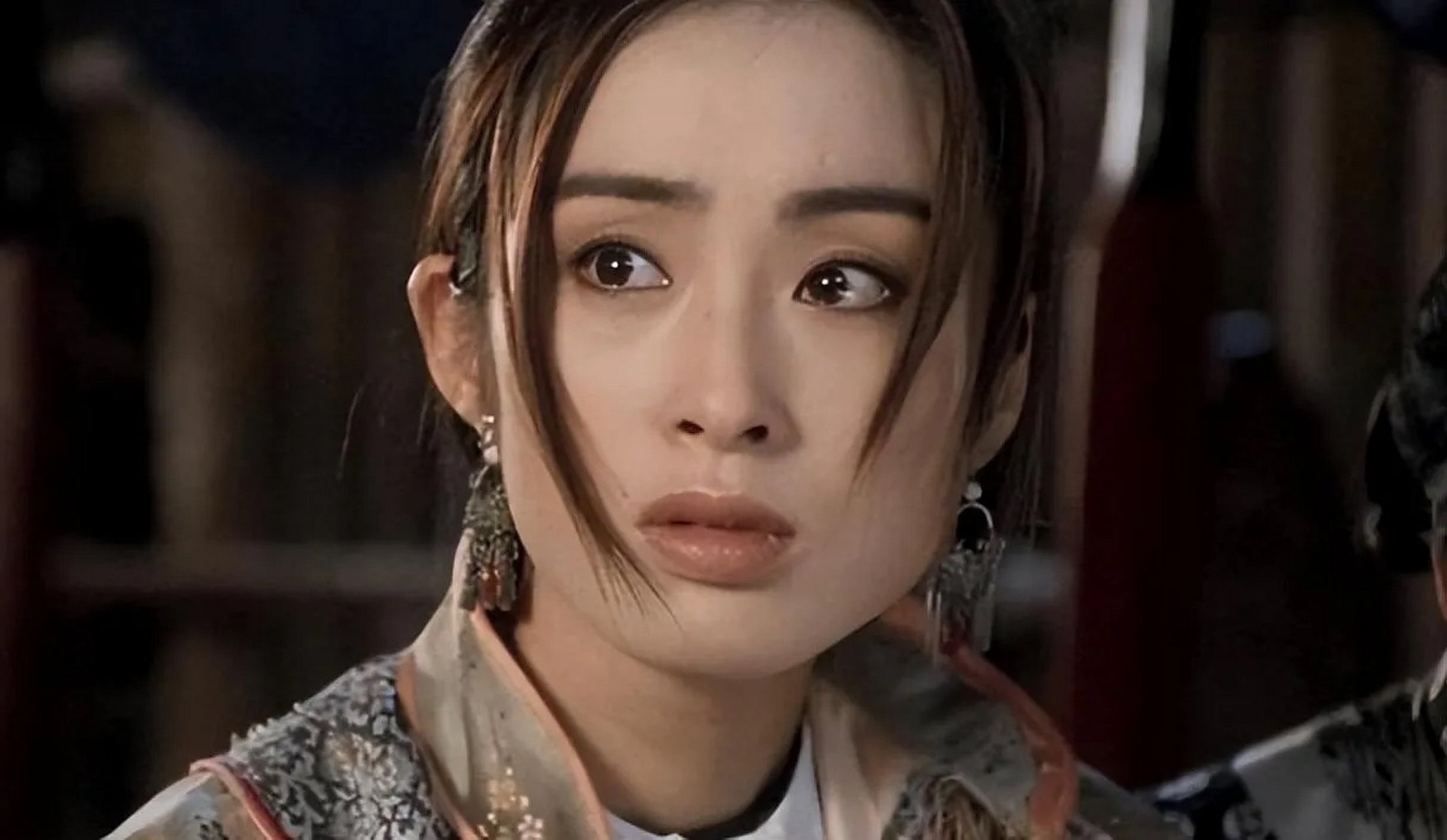 一次,向华胜在陪女友张敏拍电影,正巧看到剧组里的风水大师,他高兴地